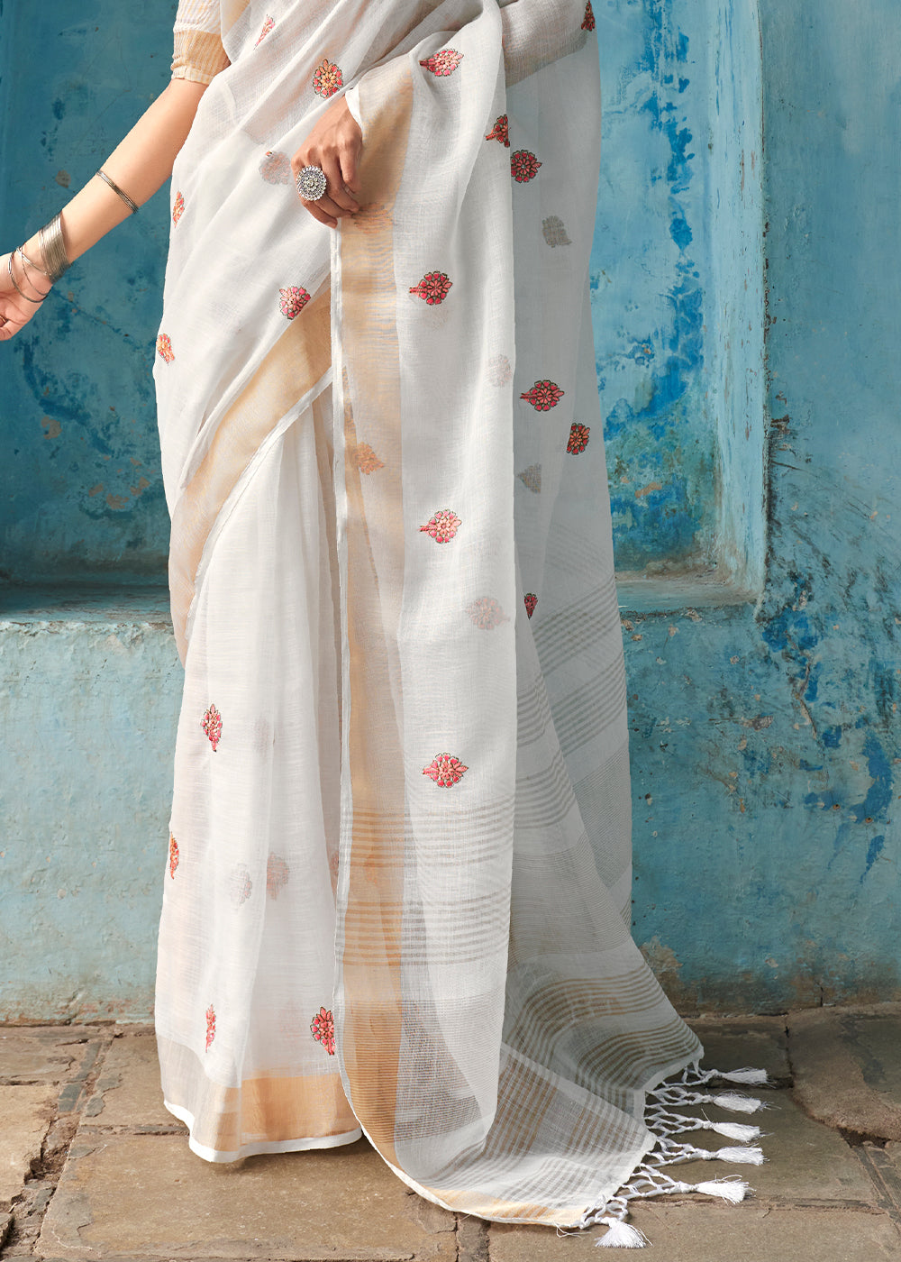 Pure Elegance: A Frostine White Linen Saree for Timeless Beauty