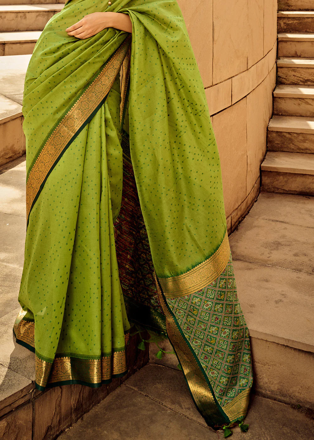 GREEN WOVEN PATOLA SILK SAREE