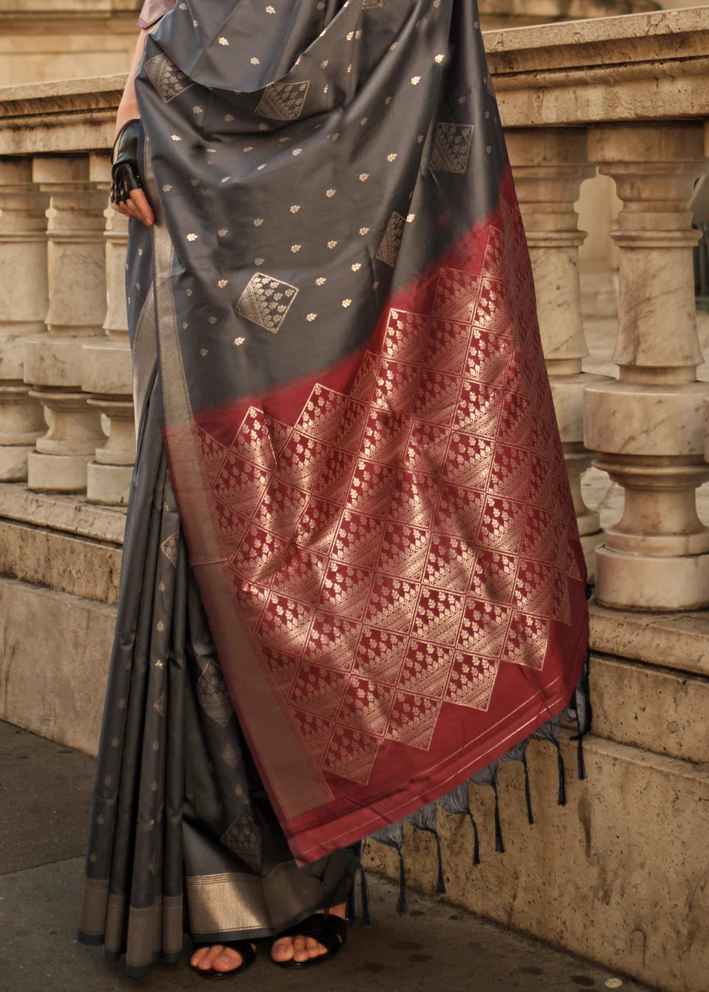 BLACK HANDLOOM WOVEN SOFT SILK SAREE