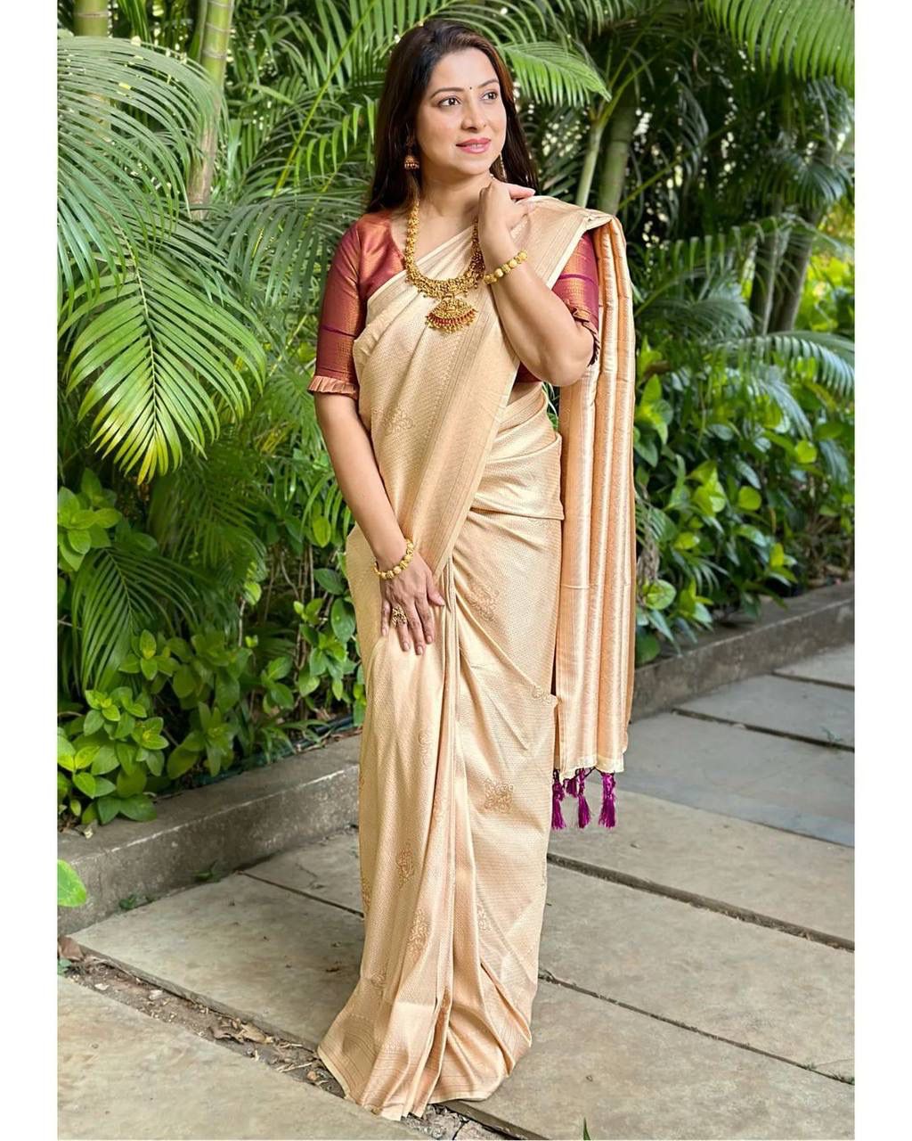 OFF WHITE BANARASI SILK SAREE WITH HEAVY BROCADE BLOUSE