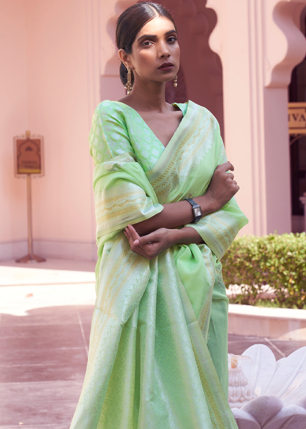 Enchanting Emerald: Handwoven Banarasi Linen Silk Saree