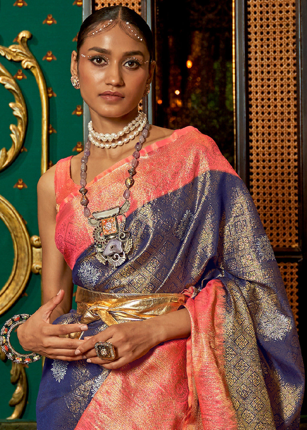 Timeless Thulian Pink and Blue Kanjivaram Silk Saree with Intricate Zari Weaving