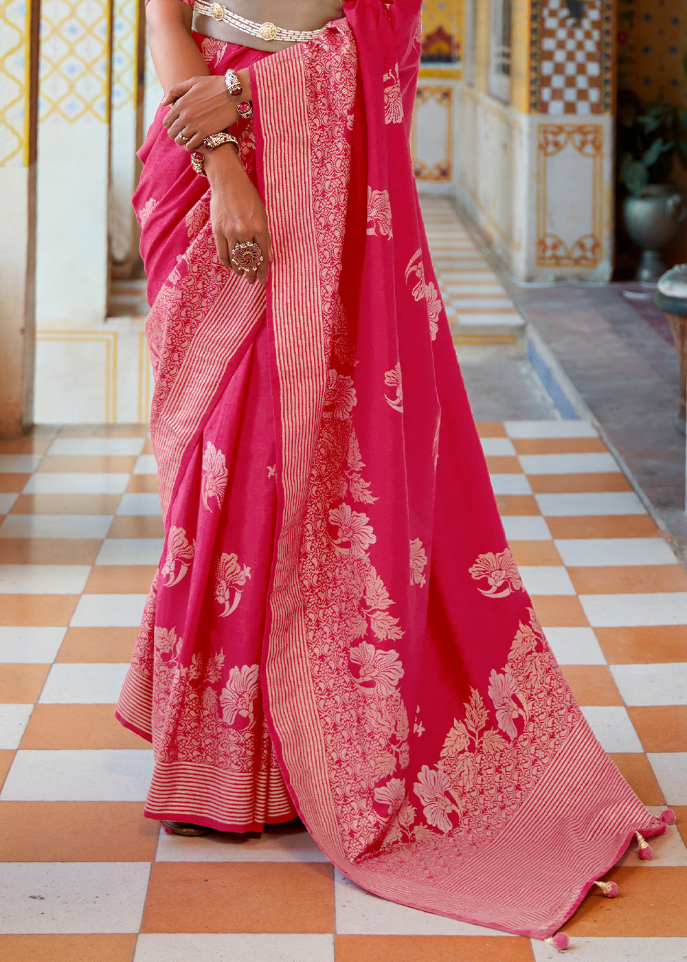 Exquisite Elegance: Discover the Charm of Our Rani Pink Banarasi