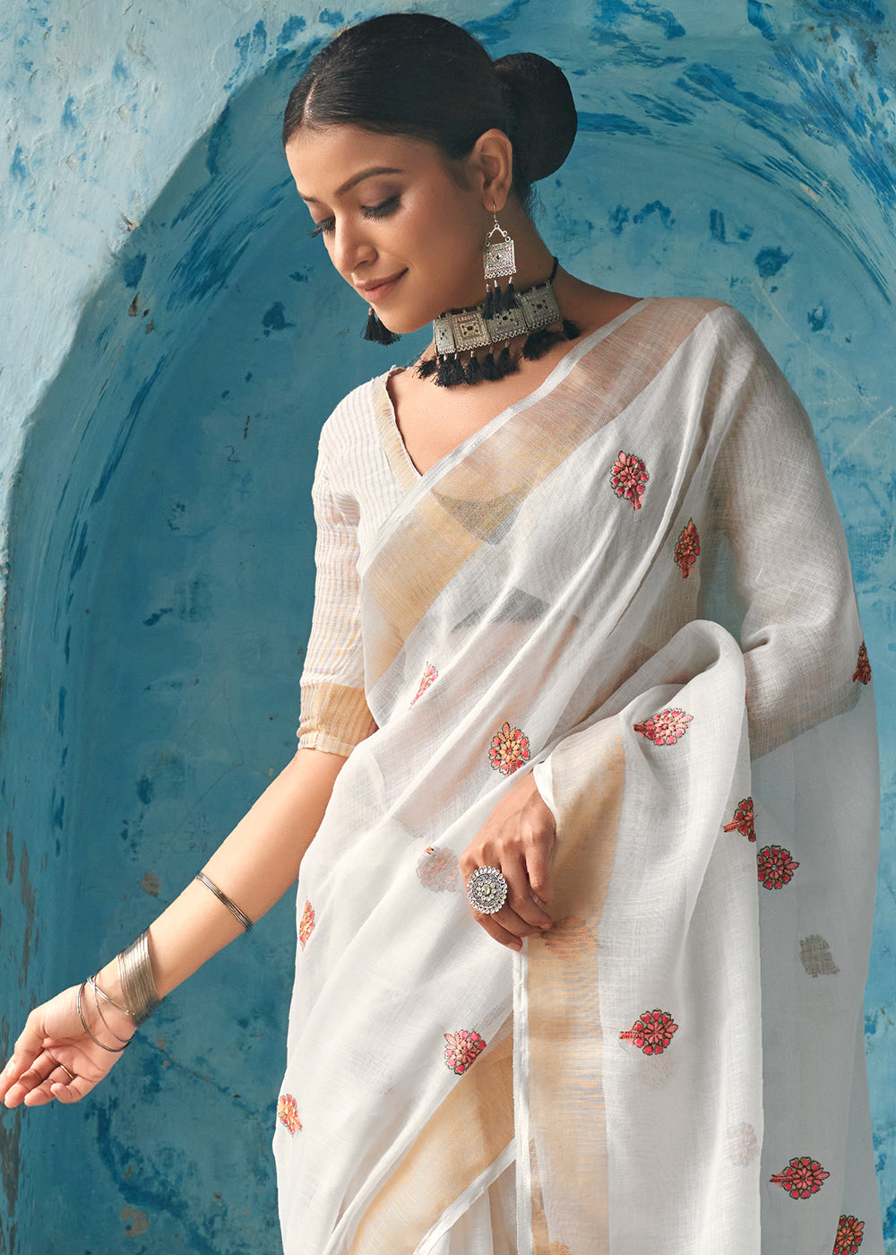 Pure Elegance: A Frostine White Linen Saree for Timeless Beauty