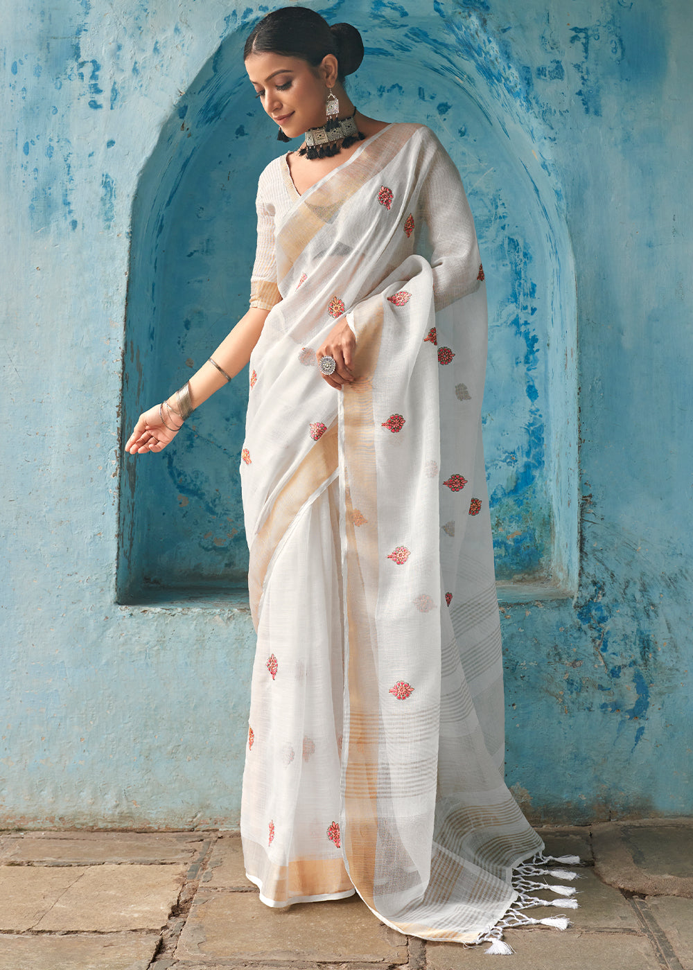 Pure Elegance: A Frostine White Linen Saree for Timeless Beauty