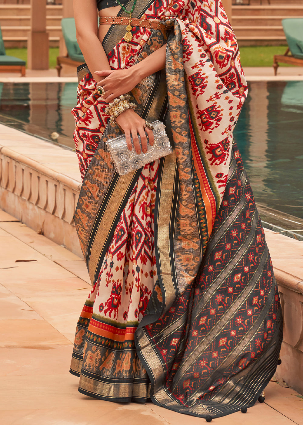 Pure Elegance: A White Woven Patola Silk Saree for Timeless Beauty