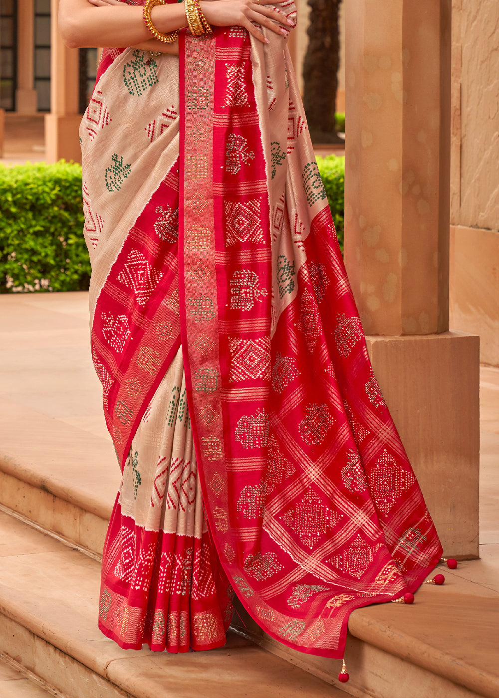 The Radiant Fusion of Pink and Red in Patola Saree